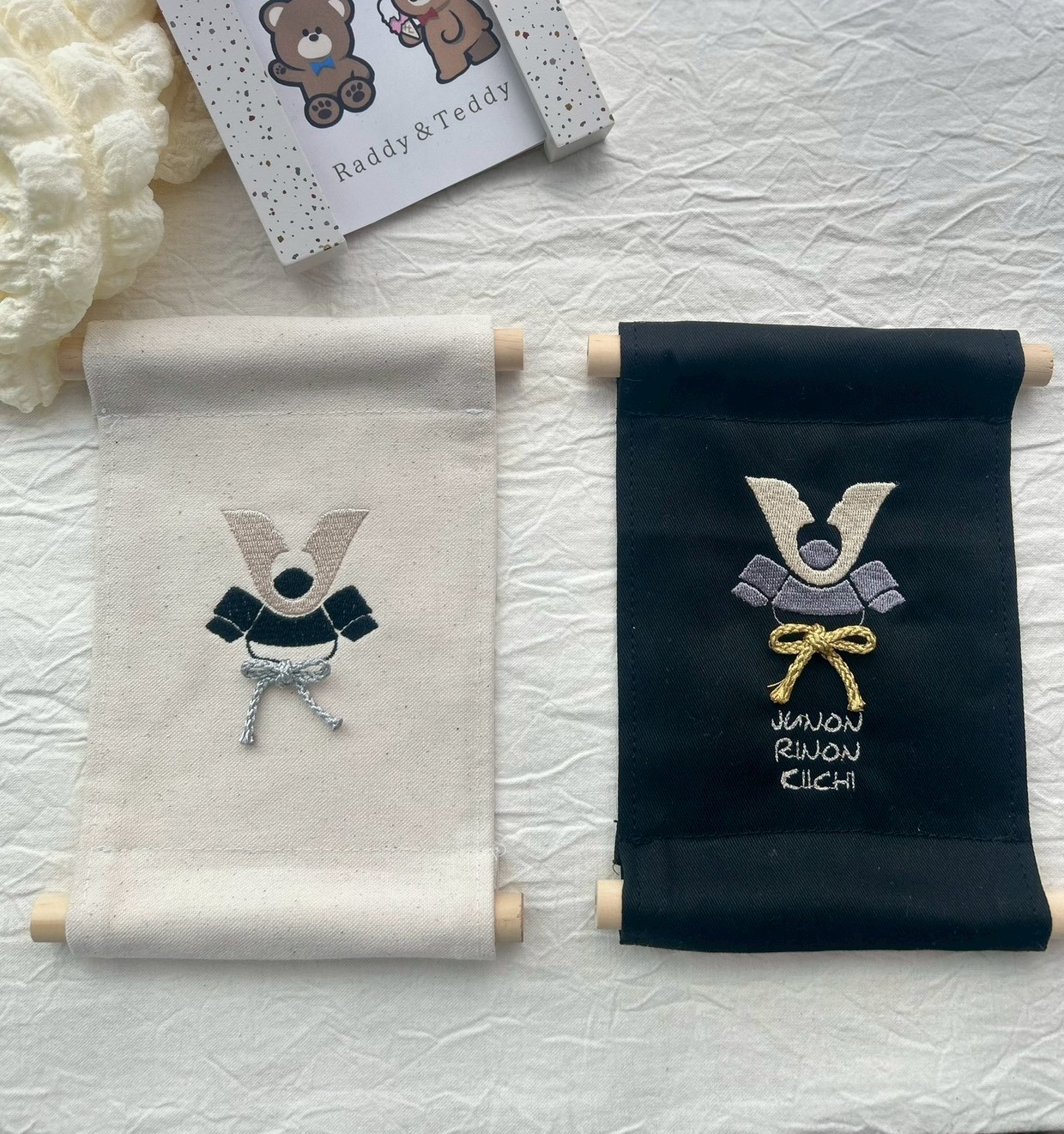 兜の刺繍を施した記念タペストリー