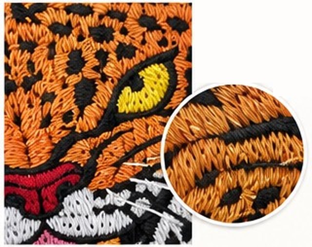 目元の糸の流れを細かく調整した刺繍の拡大